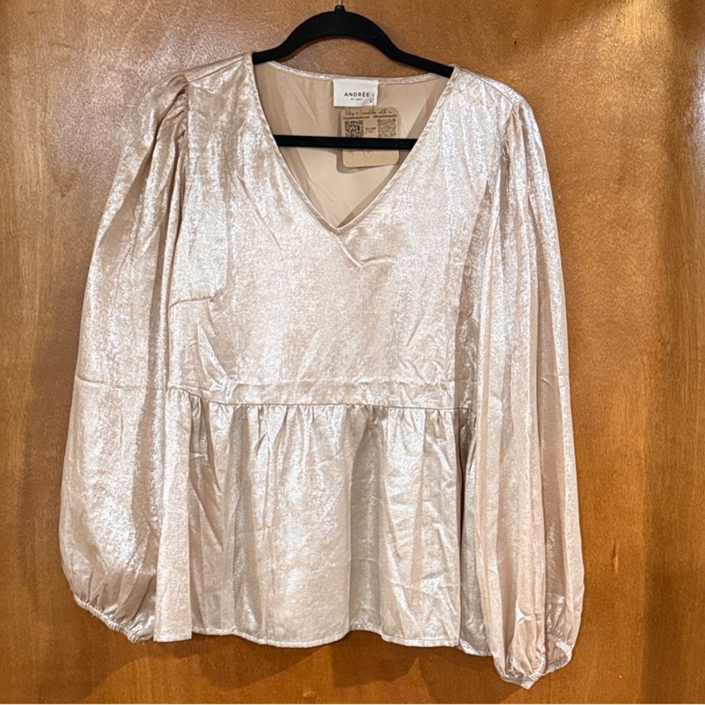 ANDREE BY UNIT Shimmering metallic balloon sleeve peplum V-Neck Blouse